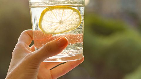 Darum tut es gut, am Morgen Zitronenwasser zu trinken. - Foto: Valeriy_G / iStock