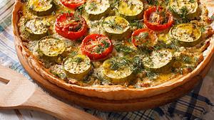 Quiche mit Zucchini und Kirschtomaten - Foto: ALLEKO / iStock