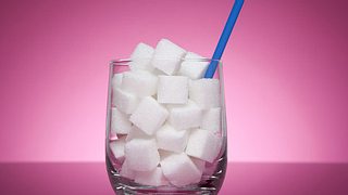 Anzeichen für zu hohen Zuckerkonsum - Foto: AngiePhotos / iStock