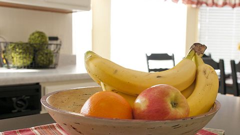Fruchtfliegen lieben Obstschalen