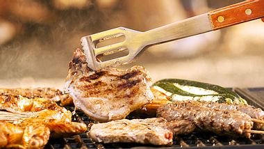 Gutes Grillfleisch muss nicht teuer sein. - Foto: tomazl / iStock