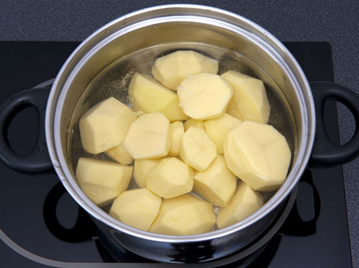 Kartoffelwasser sollten Sie nach dem Kochen nicht wegschütten.
