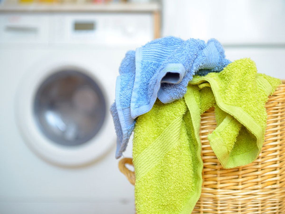 Auch, wenn wir beim Waschen bereits routiniert sind: Einiges machen wir unbewusst trotzdem noch falsch. Wie Sie Wäsche richtig waschen.