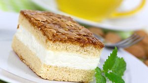 Der Bienenstich gehört zu den großen Kuchenklassikern. - Foto: monica-photo / iStock