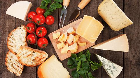 Welche internationalen Sorten eignen sich perfekt für eine Käseplatte? - Foto: IgorDutina / iStock