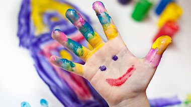Bei gekauften Fingerfarben können wir nicht immer sicher sein, dass ihre Inhaltsstoffe gesundheitlich unbedenklich sind. Machen Sie sie deshalb einfach selbst! - Foto: nailiaschwarz / iStock