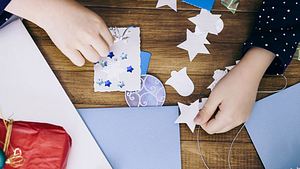 Zu Weihnachten basteln mit Kindern –  So einfach geht‘s - Foto: Martin Ivanov / iStock