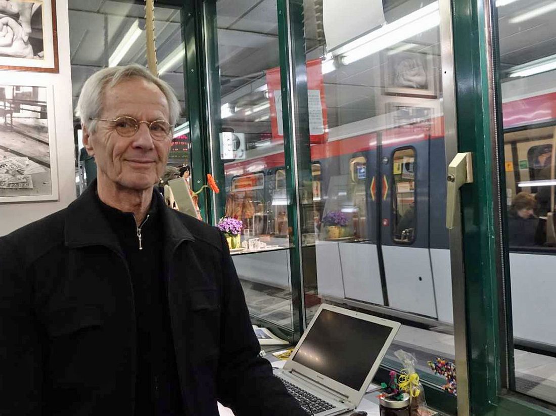 Christoph Busch in seinem Zuhörer-Kiosk. Christoph Busch in seinem Zuhörer-Kiosk.