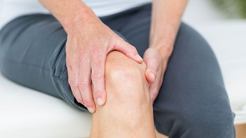 Zyste im Knie erkennen und behandeln - Foto: Wavebreakmedia / iStock